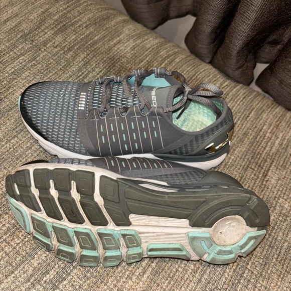Women’s under armor athletic shoes size 8 worn a few times no stains no damage - Picture 5 of 5